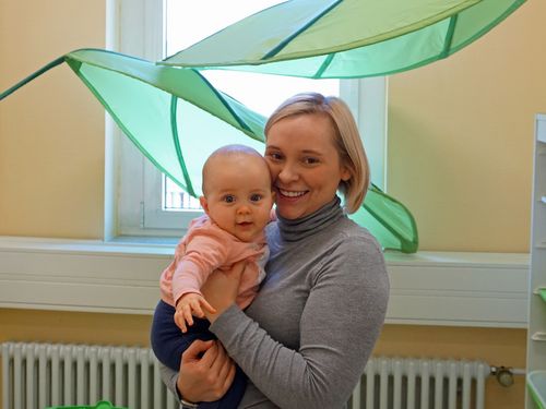 Vanessa Kerscher mit Amilia im Eltern-Kind-Zimmer an der OTH in Weiden