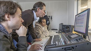 Studierende mit Professor