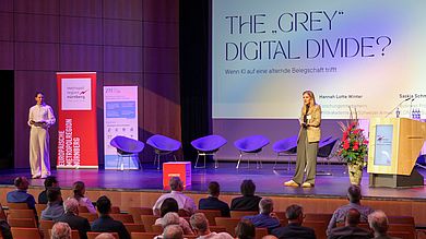 Zwei Referentinnen auf der Bühne