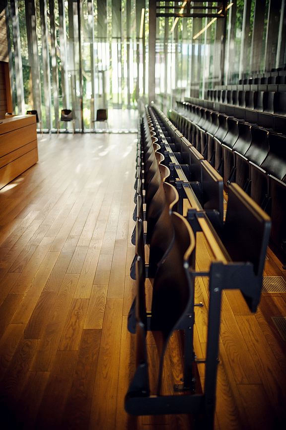 Der Hörsaal der Studierenden des Masterstudiengangs Digital Business. Stühle im Hörsaal 002