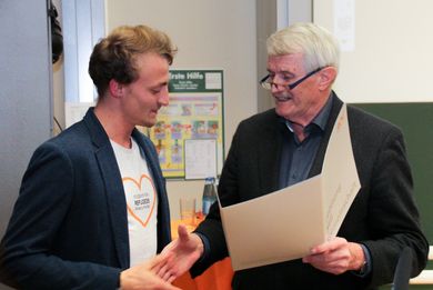 Prof. Dr. Erich Voss, Vorsitzender des Amberger Förderveins, übergibt den Preis an Christian Gnerlich