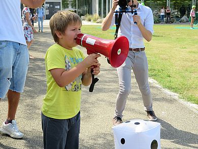 Junge mit Megaphon