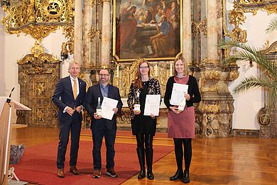 Hochschulpräsident Clemens Bulitta mit Mandy Hommel, Ulf Kreuziger und Lisa Marie Ranisch