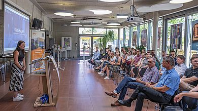 Referentin präsentiert vor Publikum