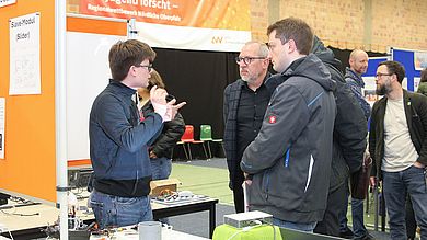 Jury lauscht den Ausführungen des Jungforschers