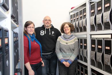 von links: Dipl.-Math. Jana Kipke, Prof. Dr. Andreas Aßmuth und Dr. Karen Renaud vor dem Linux-Cluster der Fakultät EMI
