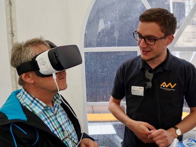 Student Raphael Gruber begleitet einen Besucher in die virtuelle OTH Amberg-Weiden.