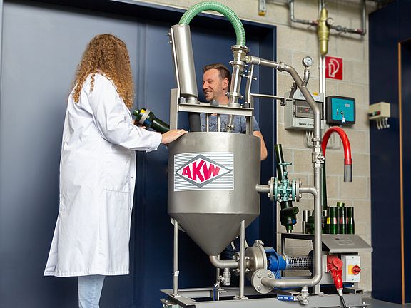 Studentin arbeitet an einem Hydrozyklon