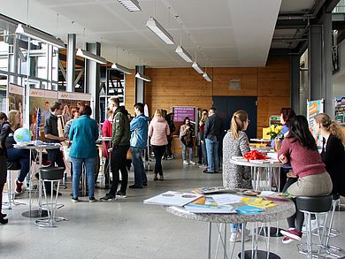 Die SchülerInnen informierten sich an den Ständen über die Angebote der Hochschule.