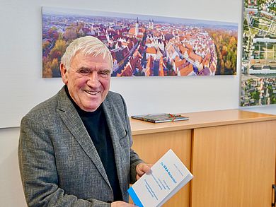 Gert Wölfel bei seinem Besuch an der OTH in Weiden