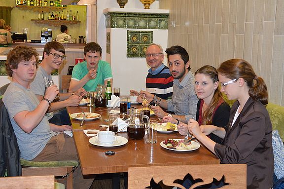 Essenfassen bei "Ёлки-Палки"