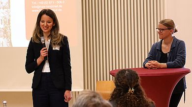 Prof. Dr. med. habil. Aida Anetsberger (Vizepräsidentin für Forschung und wissenschaftlichen Nachwuchs, Hochschule Landshut) (l.) begrüßte die Teilnehmenden zum Jahrestreffen