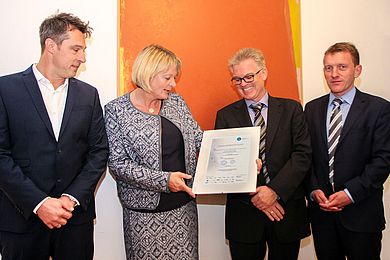 Übergabe des LEEN-Zertifikats in Amberg durch Prof. Dr. Andrea Klug, Präsidentin der OTH Amberg-Weiden und Prof. Dr.-Ing. Markus Brautsch (rechts) an Andreas Schmidmeier (links) und Wolfgang Güll (2. von rechts)