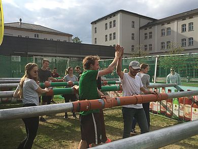 Geflüchtete spielen mit beim menschlichen Kicker