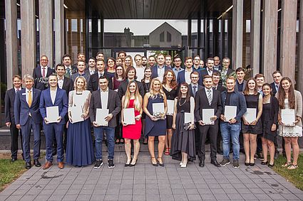 Absolventinnen und Absolventen der Bachelor-Studiengänge Wirtschaftsingenieurwesen und Medizintechnik sowie des Masterstudiengangs Medizintechnik 