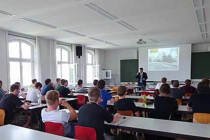 Studierenden der Angewandten Informatik und Elektro- und Informationstechnik lauschen gespannt dem Vortrag von Mustafa Yesilgöz
