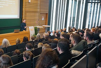 Ulrich Müller im Hörsaal mit den Erstsemestern