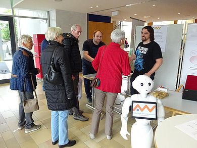 ältere Beuscher am Stand der Hochschule