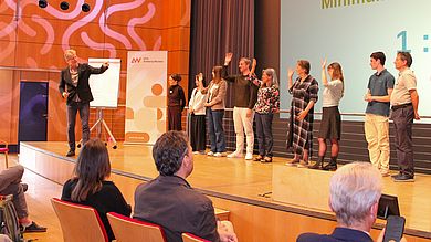 In der letzten Keynote vom Begründer der Gemeinwohl-Ökonomie Christian Felber (links) wurde es noch einmal interaktiv: Demokratisch wurde die potenzielle Einkommensspanne ausgehandelt.