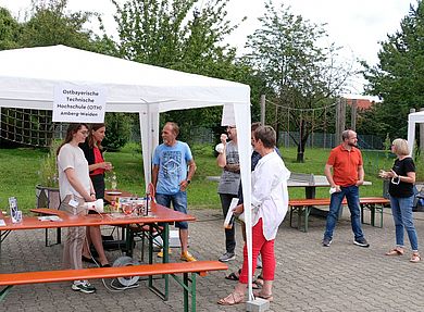 Menschen informieren sich an einem Infostand