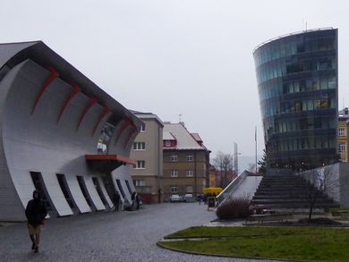 Das Verwaltungsgebäude (rechts im Bild) der TU in Liberec