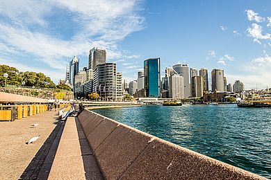 Blick auf die Stadt und das Wasser in Sydney