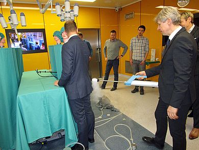 Die TeilnehmerInnen besuchten den Lehr- und Forschungsoperationssaal. 