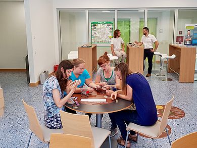 In der Ausstellung „Entwicklungsland D“ erfuhren die Studierenden, wie nachhaltig die Produktion von Fußbällen oder Schokolade ist.