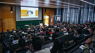 In Weiden übernahm die frisch ernannte Vizepräsidentin Prof. Dr. Julia Heigl die Begrüßung der Studierenden