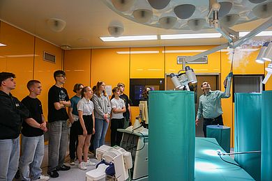 Die Begabtenklasse des Kepler-Gymnasiums in Weiden durfte sich bei ihrem Besuch an der Hochschule verschiedenste Labore ansehen, darunter auch einen OP-Saal