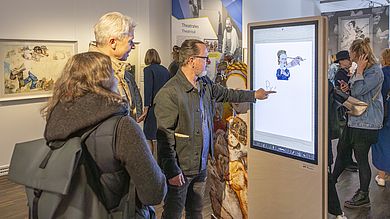 Mann tippt auf Touchscreen