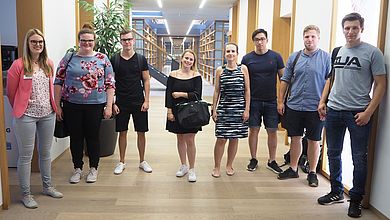 Die Besuchergruppe mit Lisa Biersack (IGZ Personalbetreuung, 1. von links) beim Firmen-Rundgang; Foto: IGZ