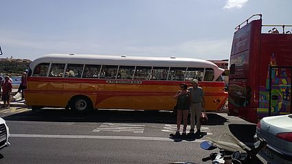 Gelber Bus