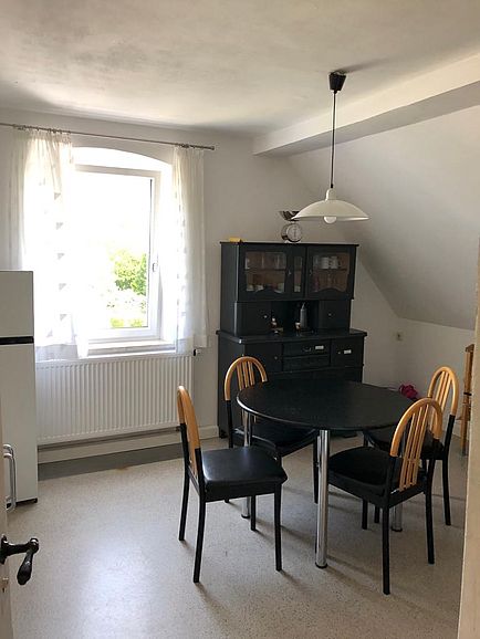 Küche Großes 21-m²-Zimmer in einer 3er-WG in Neustadt an der Waldnaab, frei ab 1. September 2026. 330 € inklusive Nebenkosten, 200 € Kaution. Bushaltestelle nach Weiden direkt vor der Haustür.