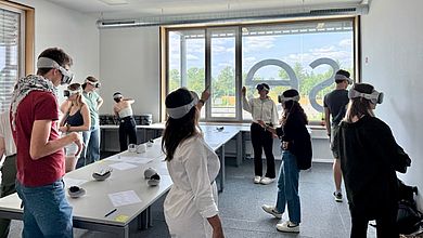 Immersives Lernen im Gruppenraum: Die PA-Studierenden erkunden mit der Apple Vision Pro selbstgewählte anatomische Fragestellungen.