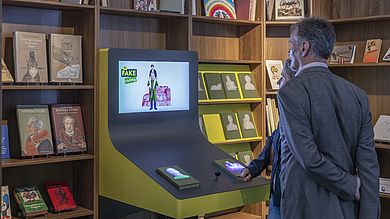 Mann vor Exponat