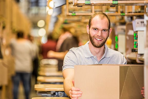 Studierender an Packstation der Witt Gruppe Studierender an Packstation der Witt Gruppe