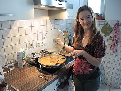 Studentin in Küche