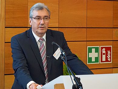 Prof. Ralph E. Hartleben stimmte für die gastgebende Fakultät Wirtschaftsingenieurwesen auf den Abend ein.