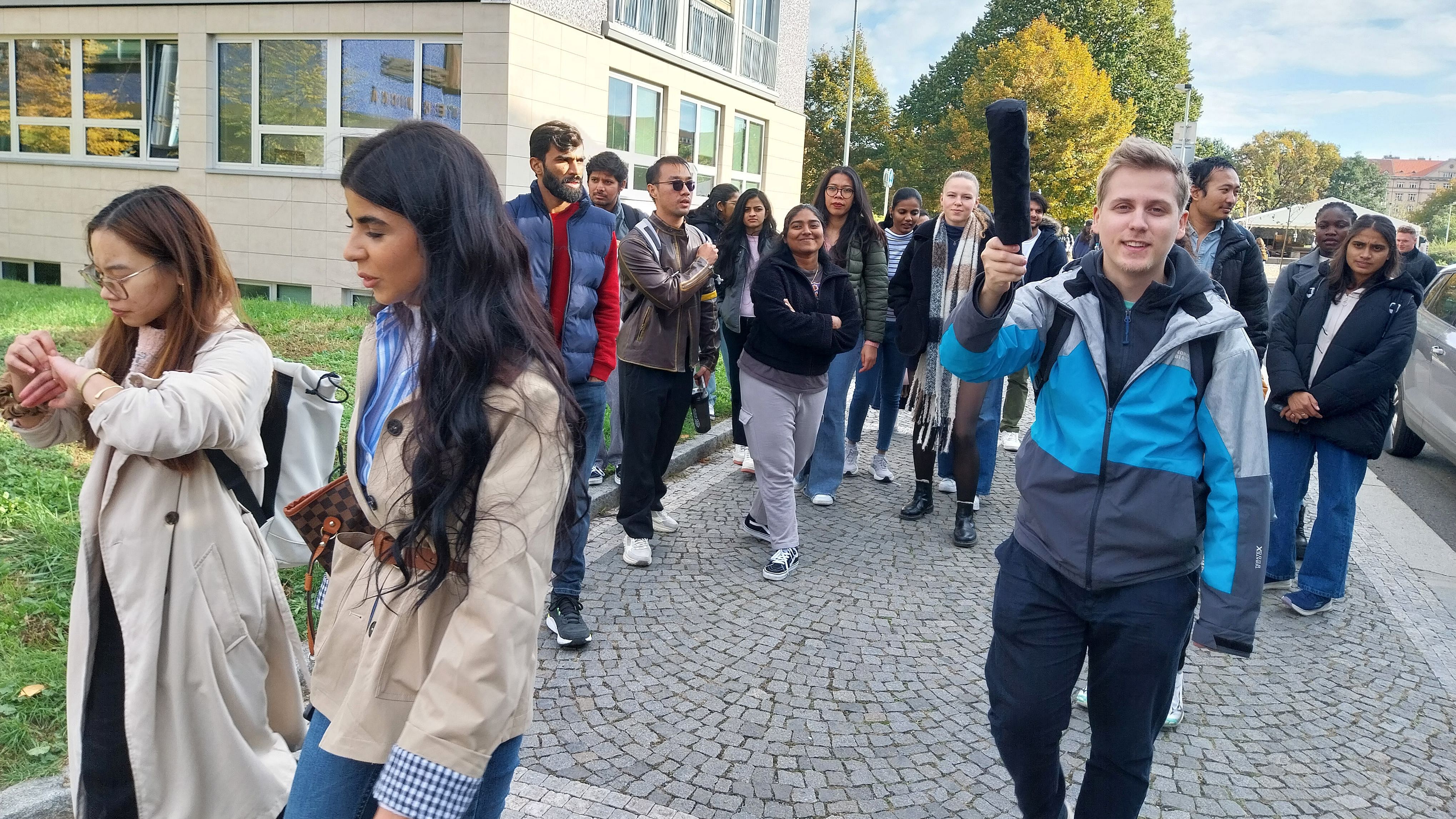 Die Prager Studierenden zeigen dem Besuch ihren Campus und ihre Stadt