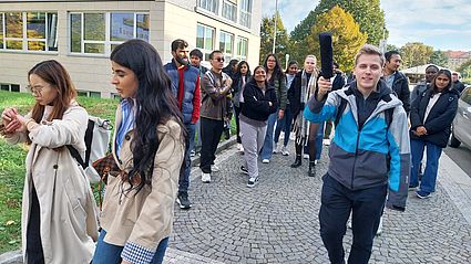 Die Prager Studierenden zeigen dem Besuch ihren Campus und ihre Stadt