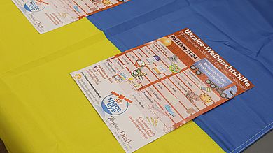 Während der Ausstellungseröffnung riefen die Organisierenden auch dazu auf sich an einer Sammelaktion für die Ukraine zu beteiligen