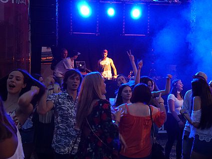 Rund 1.000 Gäste tanzten und feierten am CampusFESTival an der OTH in Weiden. 