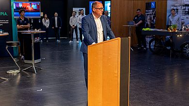 Andreas Weidmüller steht am Rednerpult