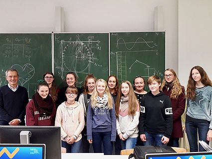 Gruppenbild: Die MINT-Mädchen mit Prof. Dr.-Ing. Manfred Beham