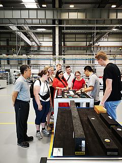 Gruppenbild in einer Fabrik