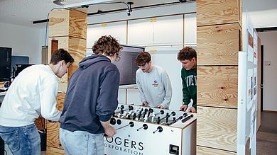 Wie hängen Kickern und Forschen zusammen? Das erfuhren Studieninteressierte im Labor des Digital Business