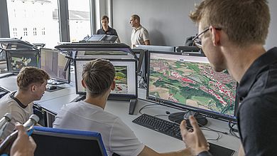 Junge Menschen vor Computer