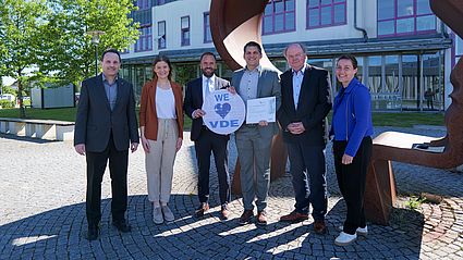 Prof. Dr. Sebastian Buhl (3.v.r.) freut sich zukünftig Vertrauensdozent des VDE an der OTH Amberg-Weiden zu sein