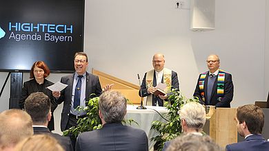 Hochschulseelsorger und Pfarrer der Stadt Weiden segnen die neuen Räume